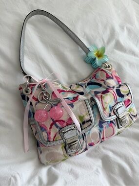 🩵 vintage Coach Poppy Graffiti Shoulder Bag